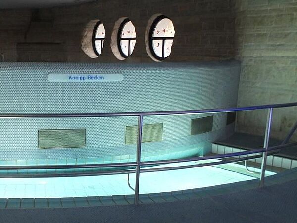 Bild:Kneippbecken von vorne