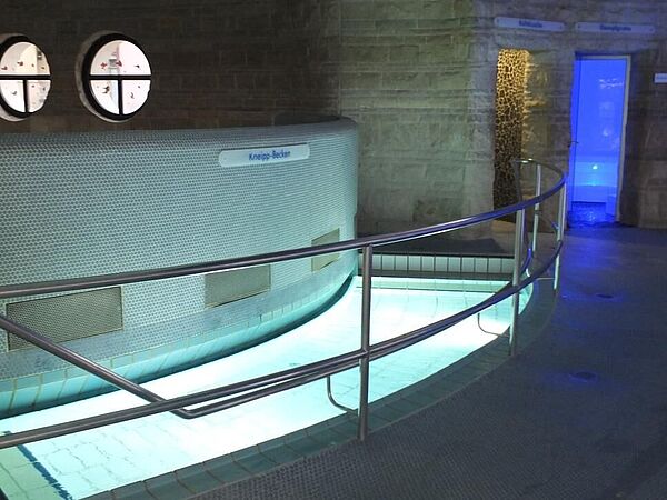 Bild:Kneippbecken mit Dampfbad und Dusche