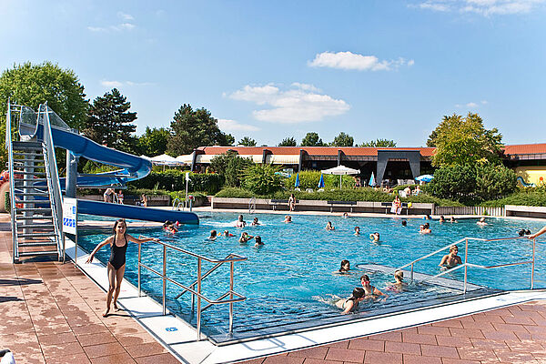Bild:Zugangstreppe zum Nichtschwimmerbecken mit Blick auf die Rutschen