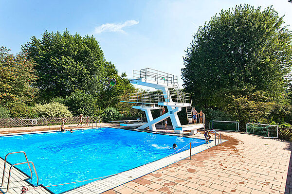 Bild:Gesamtansicht Sprungbecken mit Sprungturm