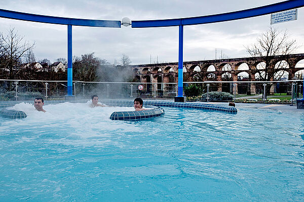 Bild:Soleaußenbecken mit Viadukt im Hintergrund