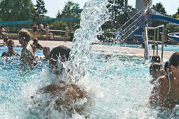 Bild:Massagedüsen am Warmbeckenrand